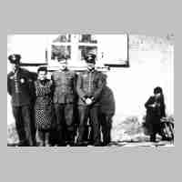 106-0097 Heimaturlaub 1940. Von  links Willi Ohnholz, Margarete Laupichler, Karl Ohnholz, Fritz Heller und ganz rechts Bruno.jpg